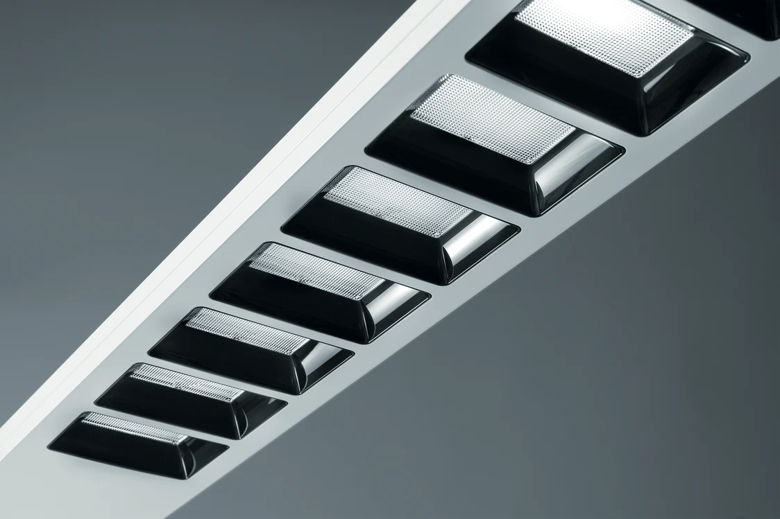 Das CLARIS Beleuchtungssystem bietet blendfreie, gleichmäßige Ausleuchtung mit modernen Lichtelementen, ideal für Büros und Geschäftsräume.