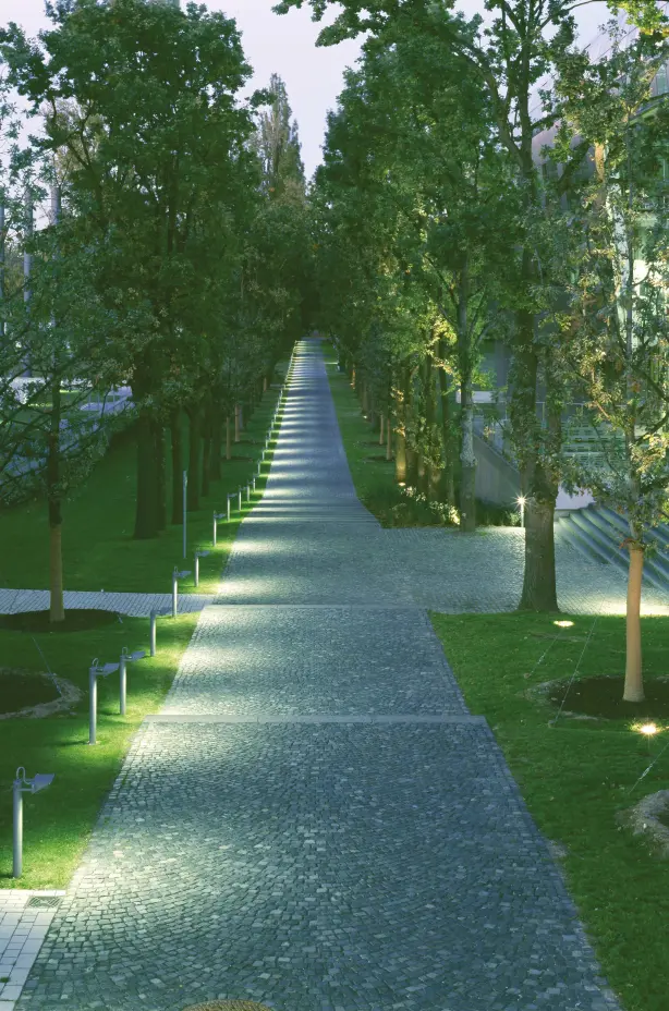 La marque commerciale innovante qui répond à toutes les exigences en matière de concept d’éclairage dans les espaces publics grâce à une vaste gamme de luminaires.