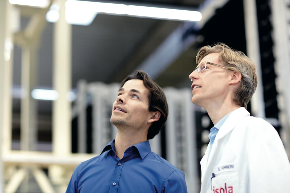 Zwei Personen im Beratungsgespräch über strategische Lichtplanung – individuelle Lösungsentwicklung mit Fokus auf Effizienz und Nachhaltigkeit. Zumtobel und Thorn Ligthing.