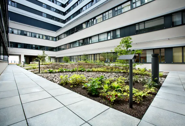 Produktbild Hess Novara Poller in beleuchteten Garten
