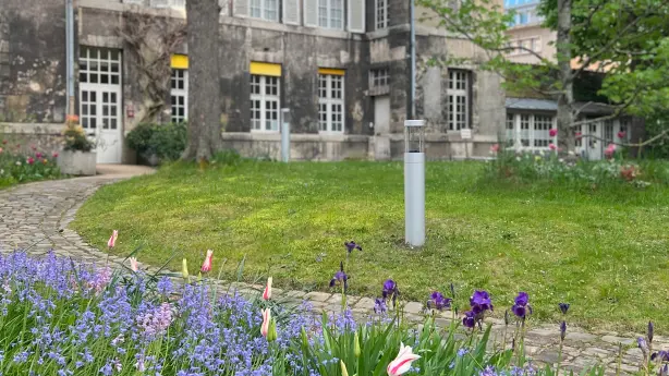 Produktbild Hess City Elements 180 auf dem Vorplatz von Gebäuden