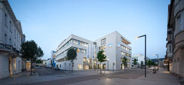 Produktbild Hess Linea Poller in beleuchteten Garten