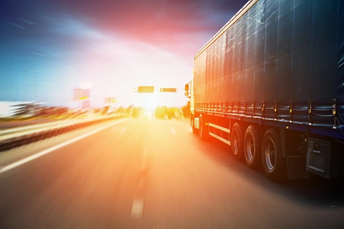 LKW von hinten auf der Autobahn mit Lichtfokus
