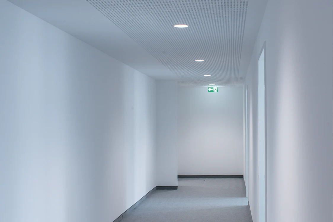Beleuchteter Flur mit Sicherheitsleuchte