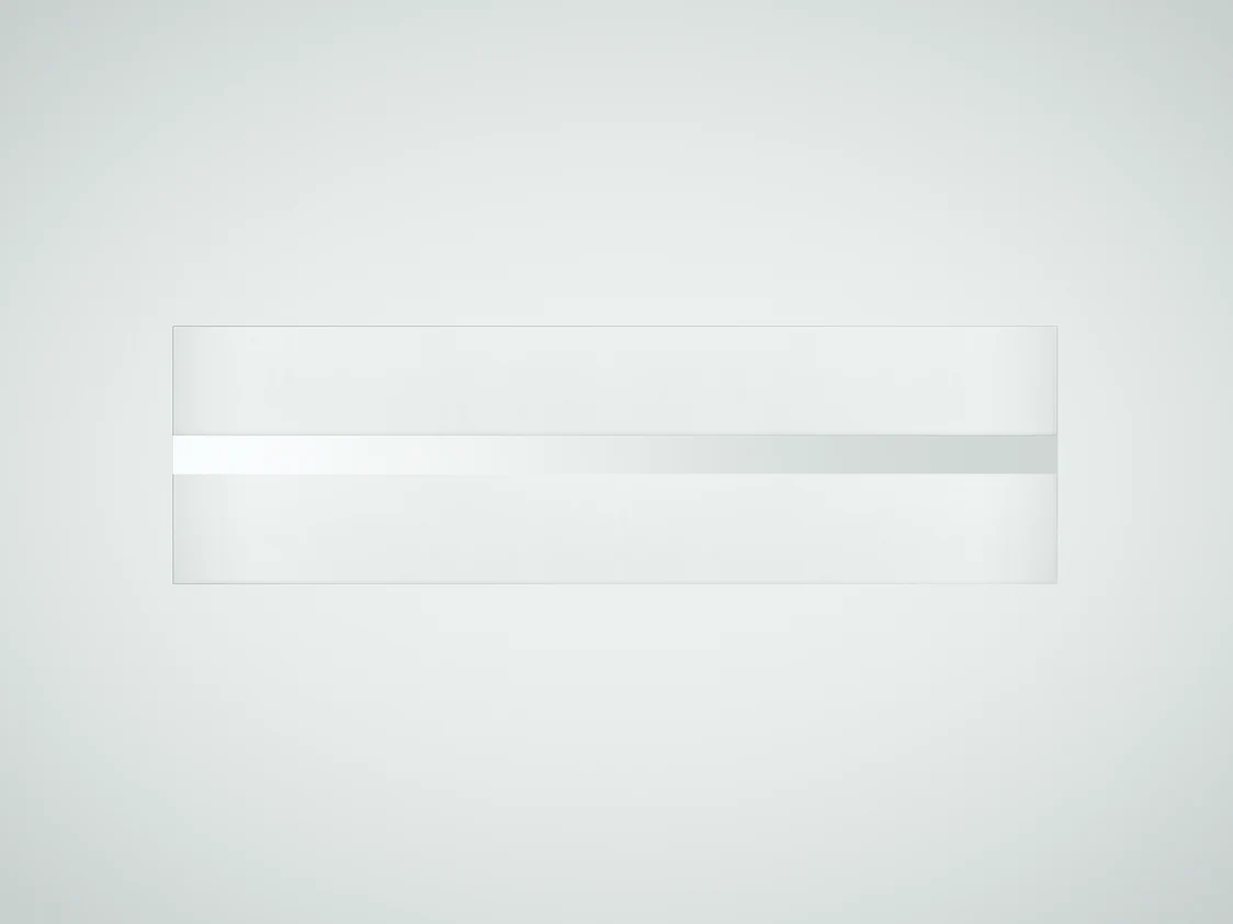 Het VAERO-verlichtingssysteem hangt aan het plafond en biedt een heldere en efficiënte verlichting met een minimalistisch, rechthoekig ontwerp.