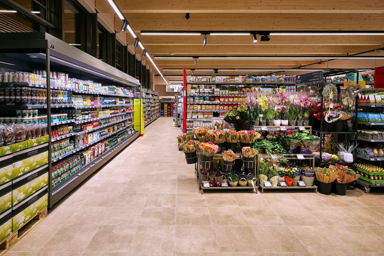 TECTON II illuminates with Wide Beam / Very Wide Beam optics, ensuring uniform, shadow-free illumination of shelves on all levels 