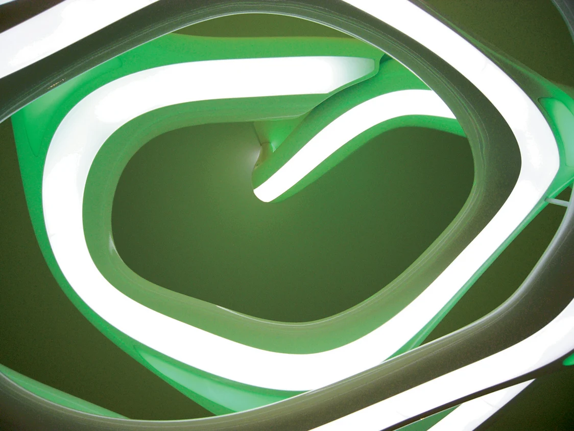 Installation d’éclairage à LED organique avec éclairage d’accentuation vert de Zumtobel