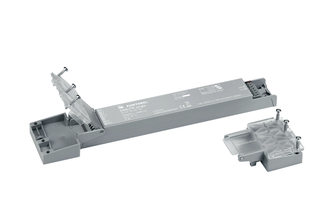 Das DIMLITE ONE Lichtmanagementsystem präsentiert sich kompakt in einem grauen Gehäuse mit freiliegenden Kabelverbindungen und klarer Struktur.