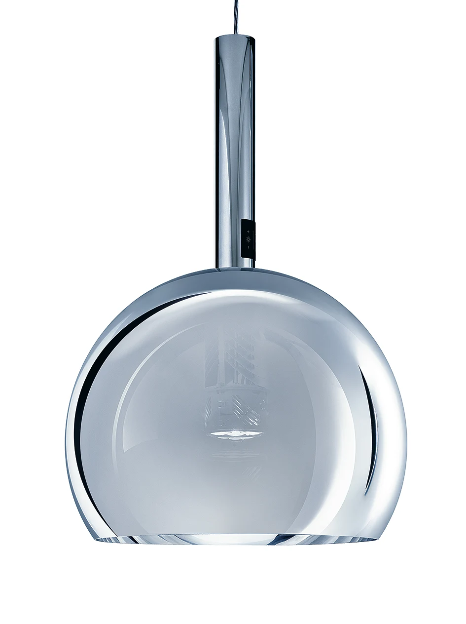 The SCONFINE pendant luminaire made of metal and glass, with its shiny surface, lends a modern room an elegant, stylish ambiance.