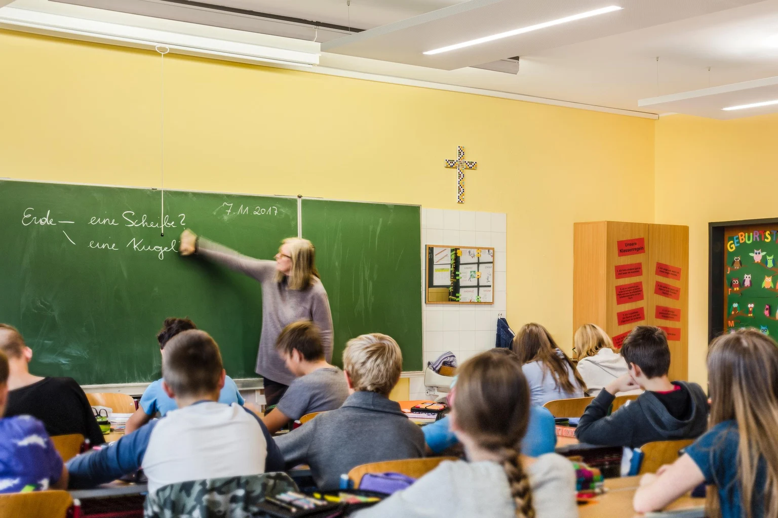 Solution d’éclairage linéaire acoustique Arena Symphony par Thorn Lighting