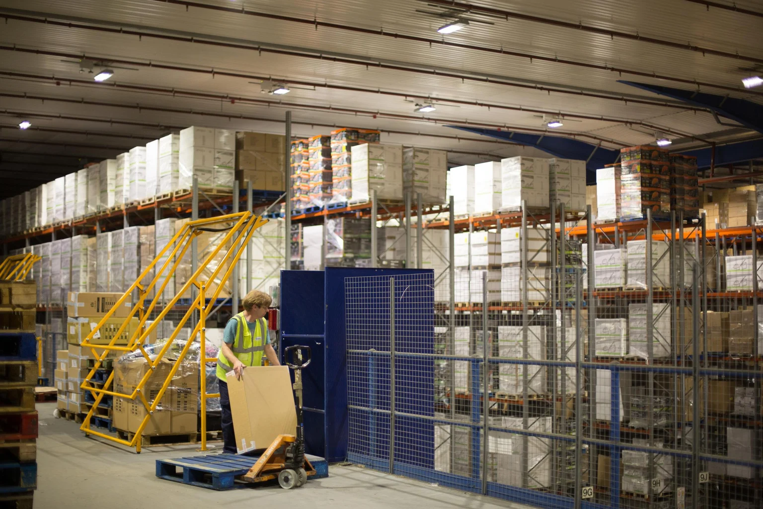 Das Logistikzentrum Boozt in Schweden wird nachts mit einem Mastaufsatz und einem Poller beleuchtet