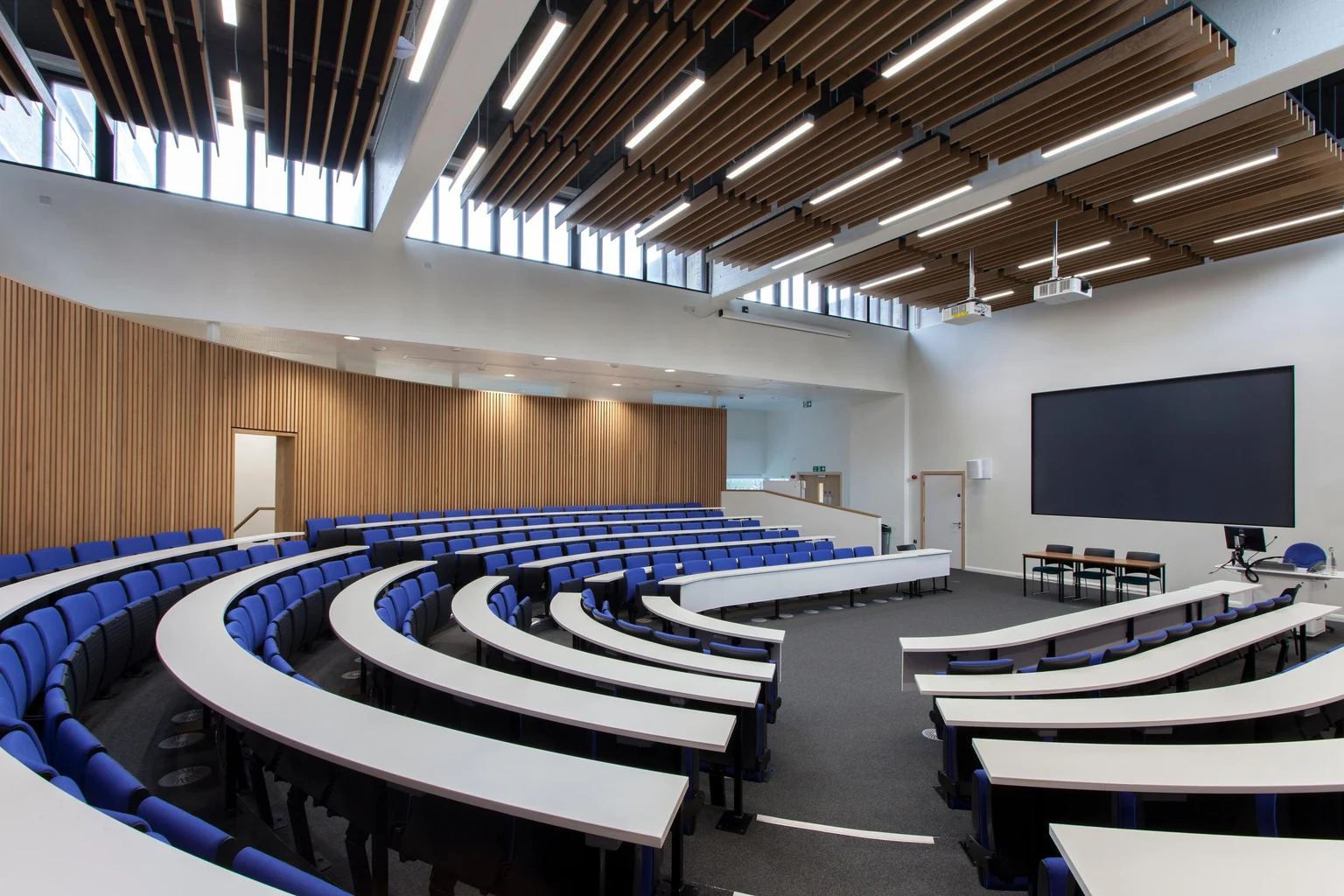 Equaline LED-Einzellichtleiste von Thorn Lighting 