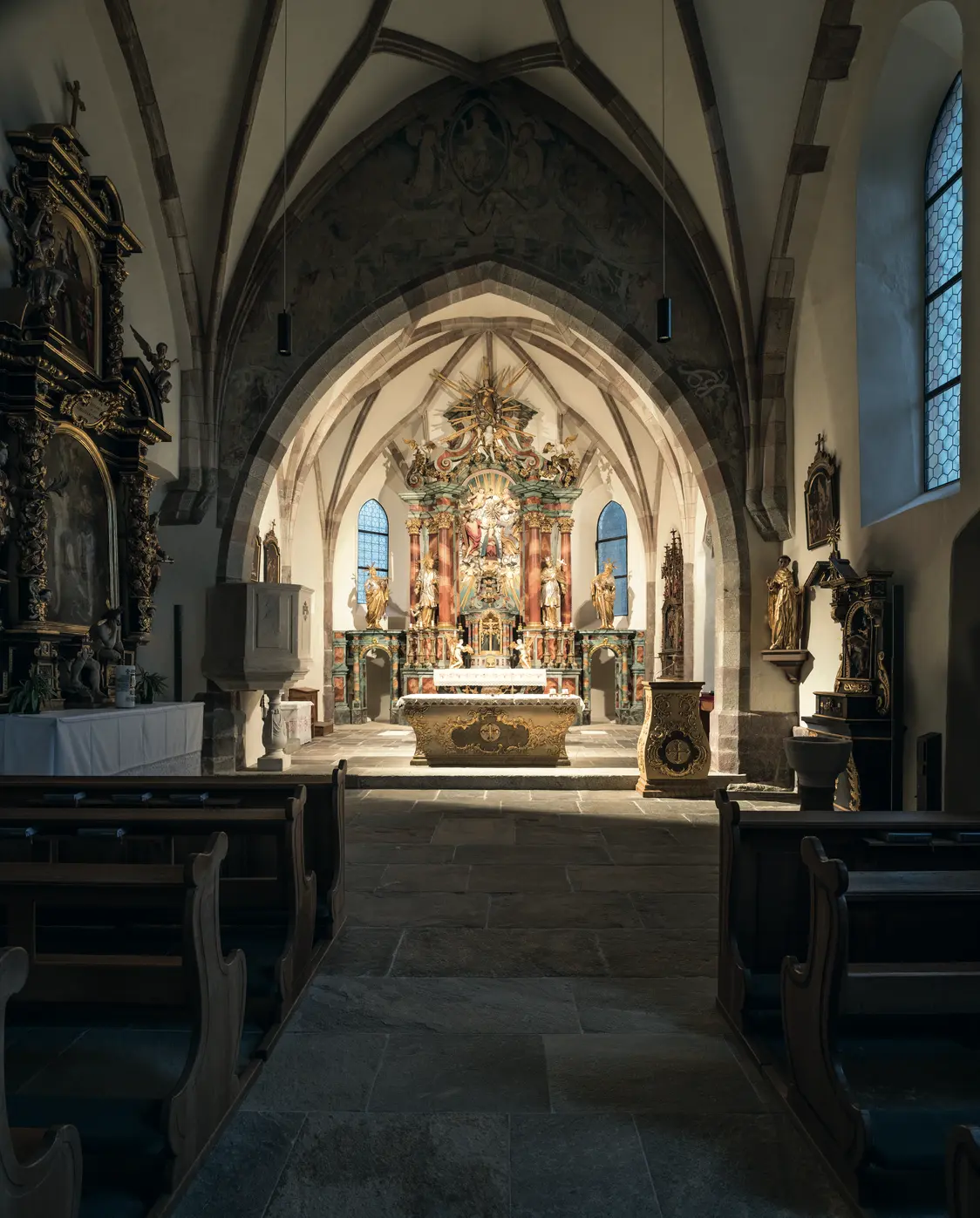 Heller Gang und Eingang zum Konzertsaal der Elbphilharmonie – stilvolle Architektur mit harmonischer Beleuchtungslösung von Zumtobel.