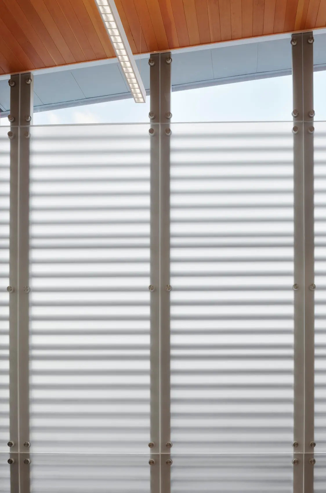 Heller Gang und Eingang zum Konzertsaal der Elbphilharmonie – stilvolle Architektur mit harmonischer Beleuchtungslösung von Zumtobel.