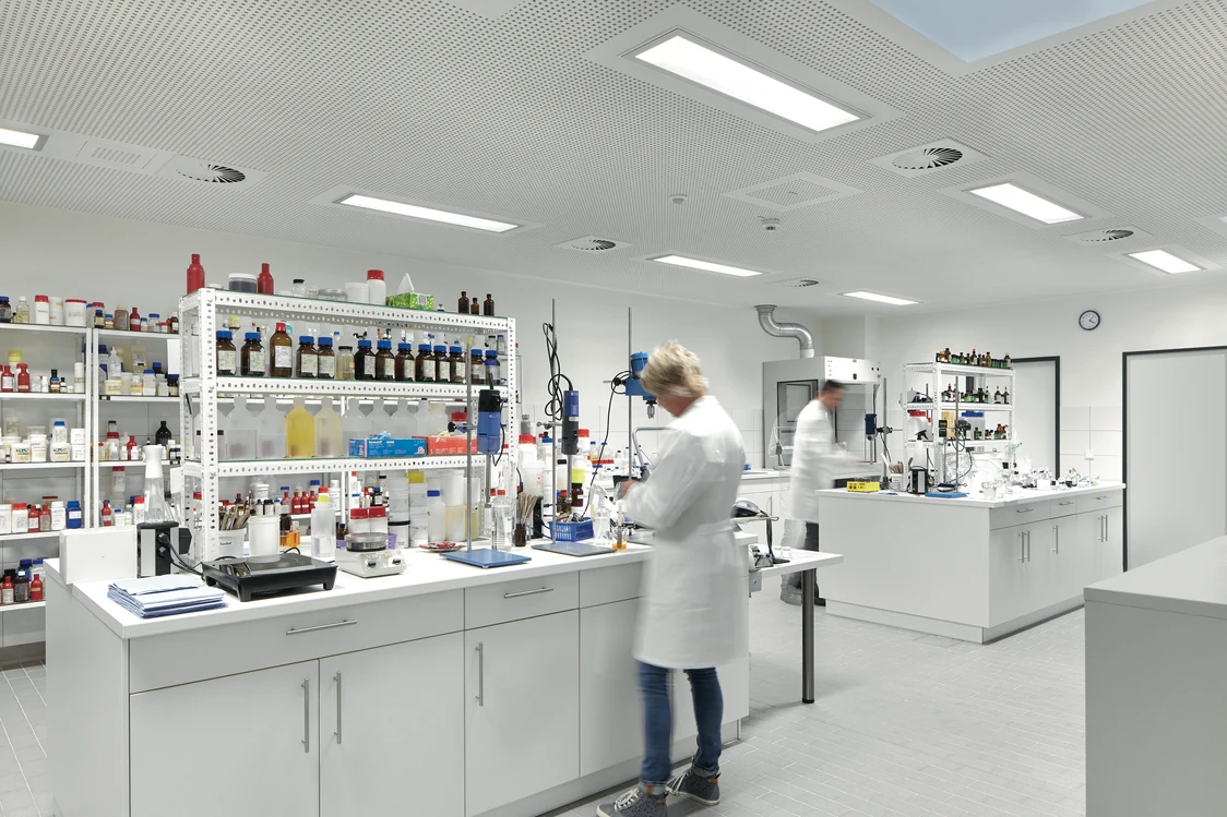 Neo Cos Service GmbH, Herstellung und Vertrieb kosmetischer Produkte, Beleuchtung; Industrie; Produktionshallen und Verwaltung; Umrüstung der Beleuchtung auf Zumtobel Produkte