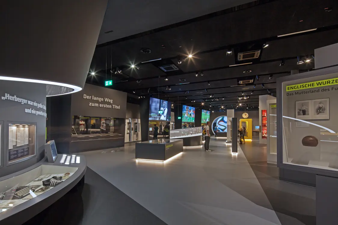 Illuminazione museale precisa con tecnologia LED che esalta con eleganza gli oggetti esposti al Museo DFB. Zumtobel crea un'esperienza espositiva immersiva.