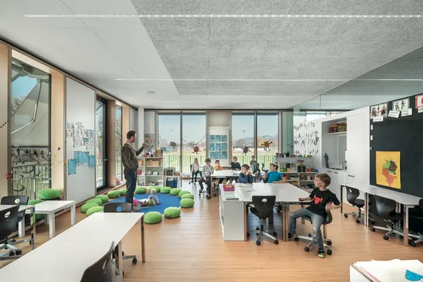 Ein moderner Klassenraum mit einem Lehrer und Schülern während einer Unterrichtsstunde