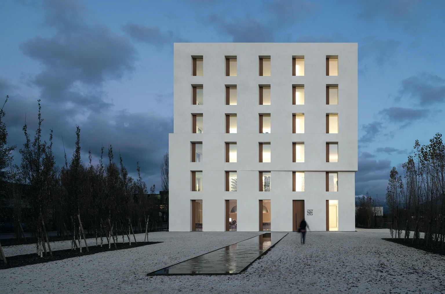 Moderne Architektur mit beleuchteten Fenstern bei Dämmerung Zumtobel