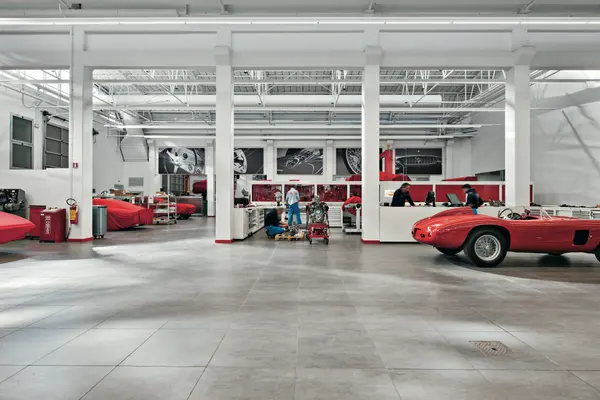 Un atelier Ferrari avec des voitures anciennes et une solution d'éclairage LED précise de Zumtobel