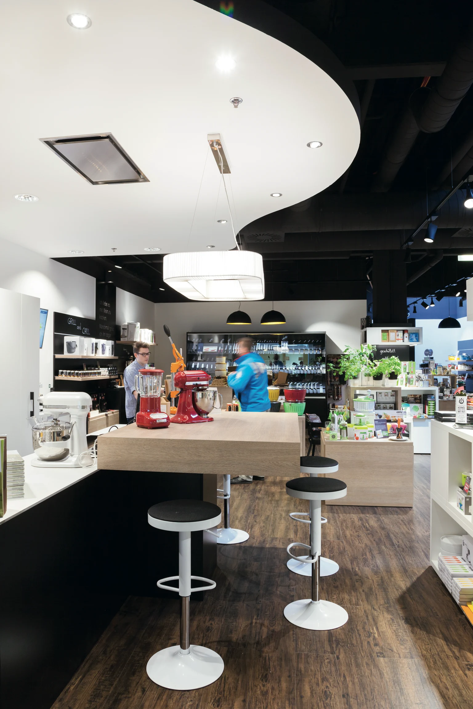 MICROS II illumina una moderna area di vendita.