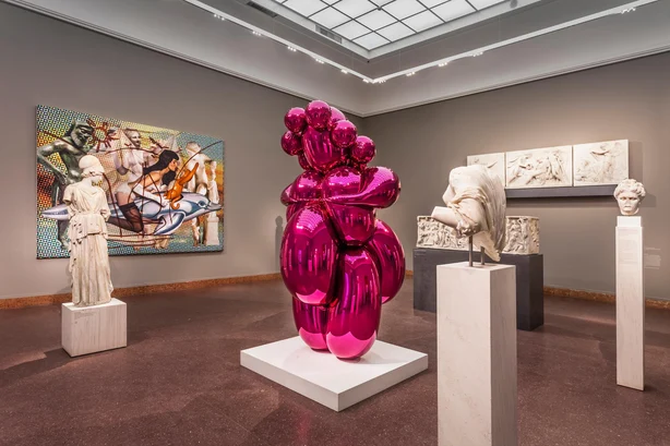 A museum room with a statue by Liebigh, KOON in pink, illuminated by Zumtobel lighting.