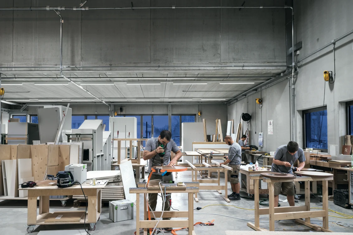 Konzentriertes Kind beim Lernen mit der Lehrerin