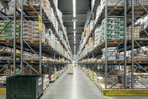 Eine große Lagerhalle beleuchtet mit Industriebeleuchtung von Zumtobel. 