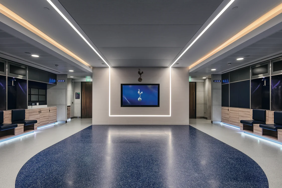 SLOTLIGHT infinity slim-Leuchten sorgen für gleichmäßige, blendfreie Beleuchtung in einem modernen, mit Pflanzen dekorierten Büro.