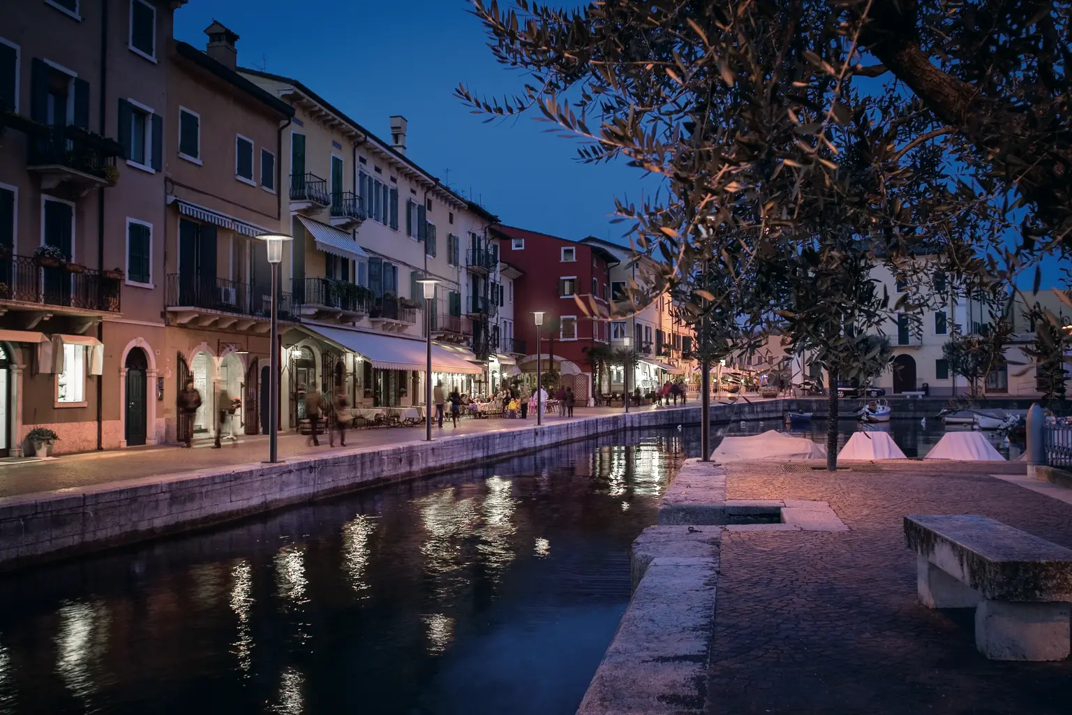 Une rue urbaine, éclairée en douceur pour garantir la sécurité des piétons.