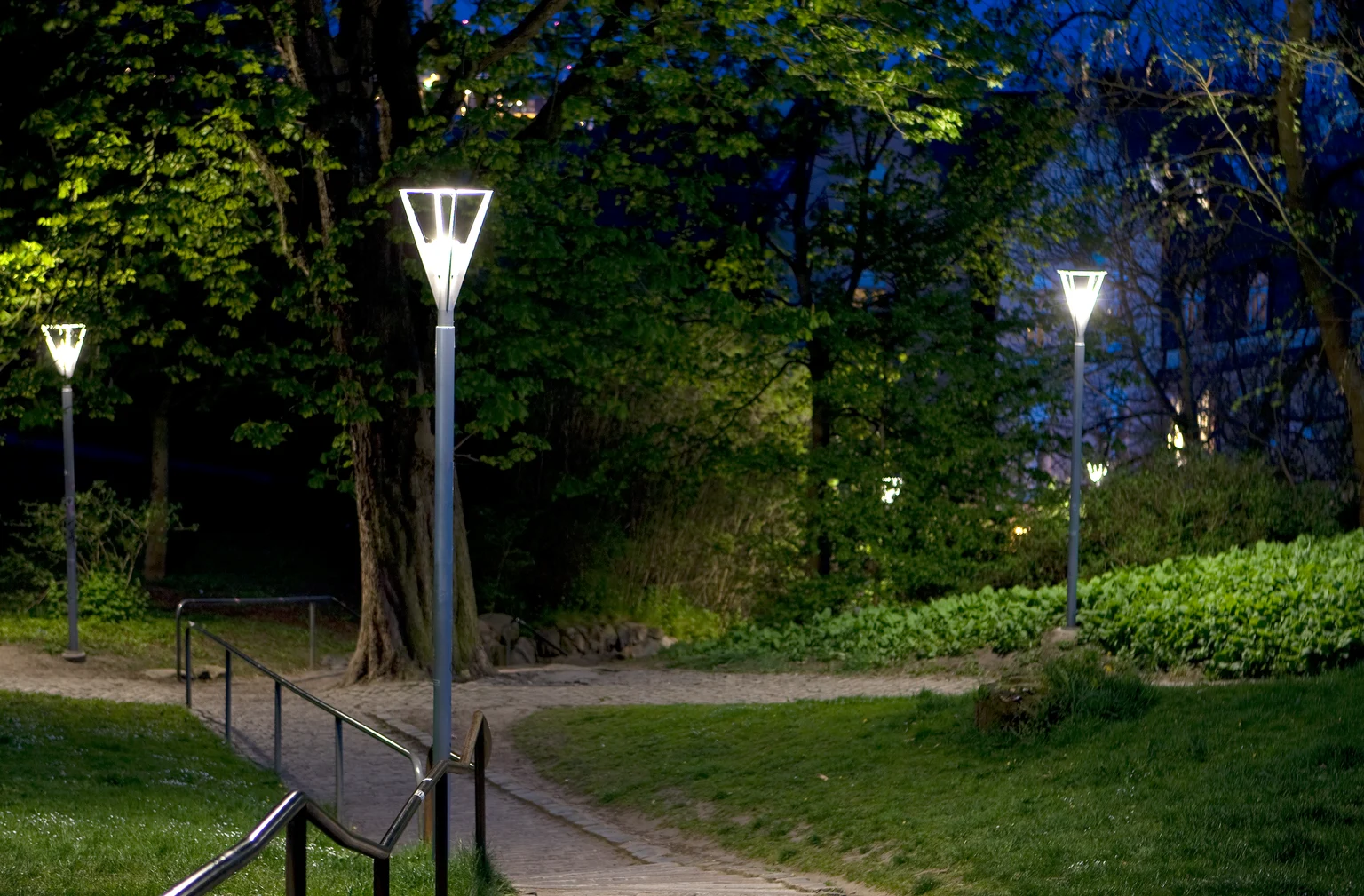 Lanterna testapalo Avenue F2 di Thorn Lighting con un design riconoscibile e un'immagine forte