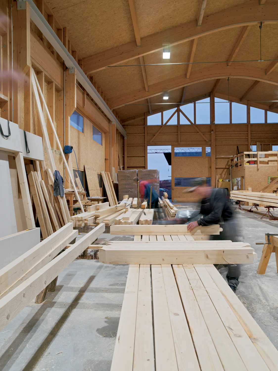  Die EXDURA-Leuchte bietet gleichmäßige, blendfreie Ausleuchtung in einem technisch ausgestatteten Industriebereich mit zahlreichen Metallrohren.