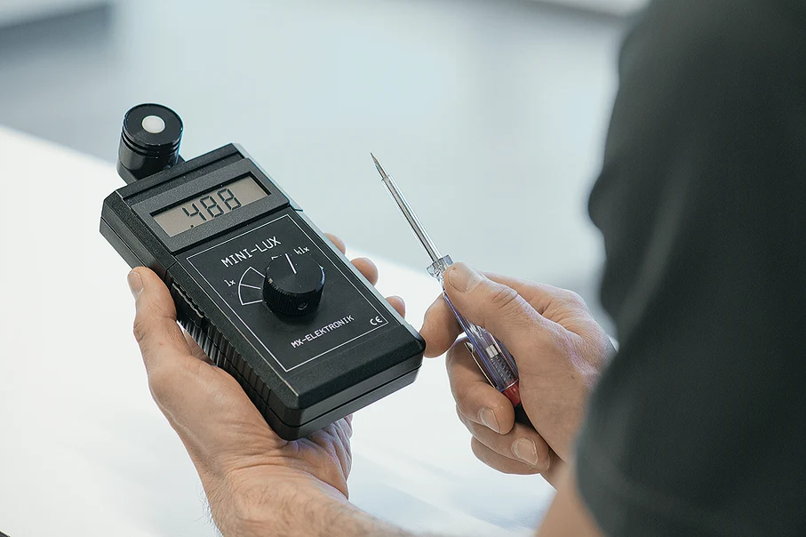 Techniker mit Messgerät in der Hand