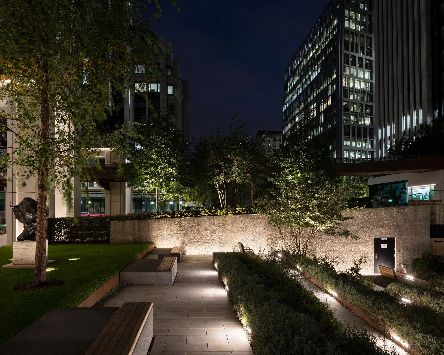 London Wall Place mit eingelassener linearer Beleuchtung, um die Gehwege zu erhellen und gleichzeitig visuelles Interesse zu schaffen