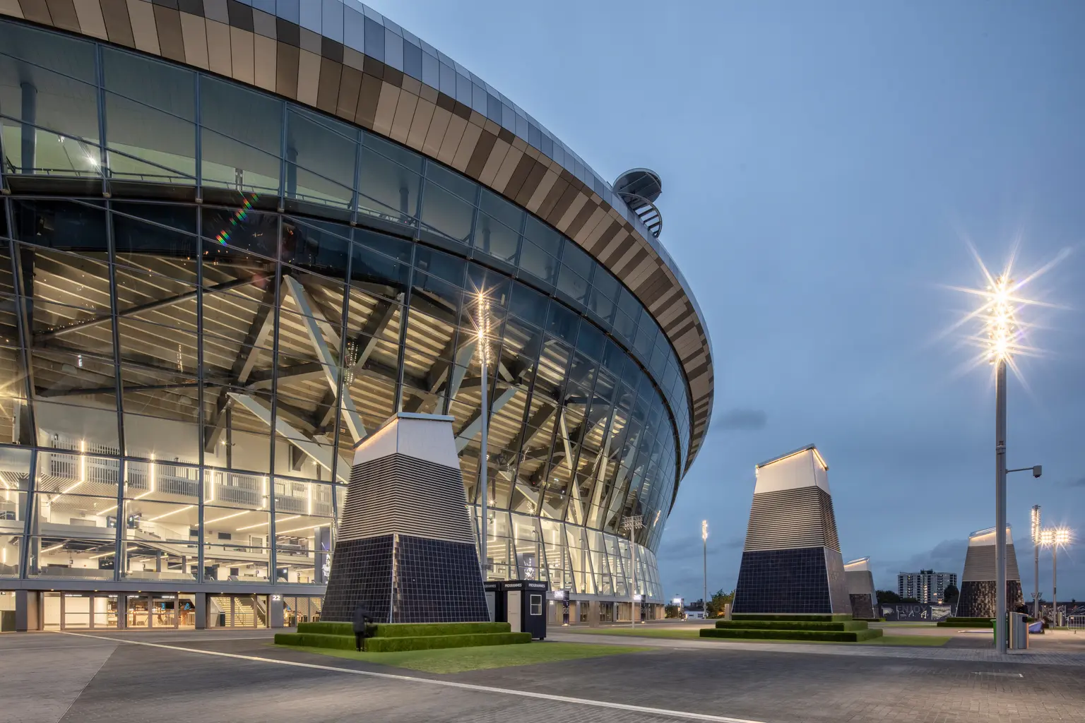 Tottenham Hotspur Stadium is een multifunctionele locatie die is ontworpen voor een breed scala aan evenementen, waaronder de National Football League (NFL) en concerten.