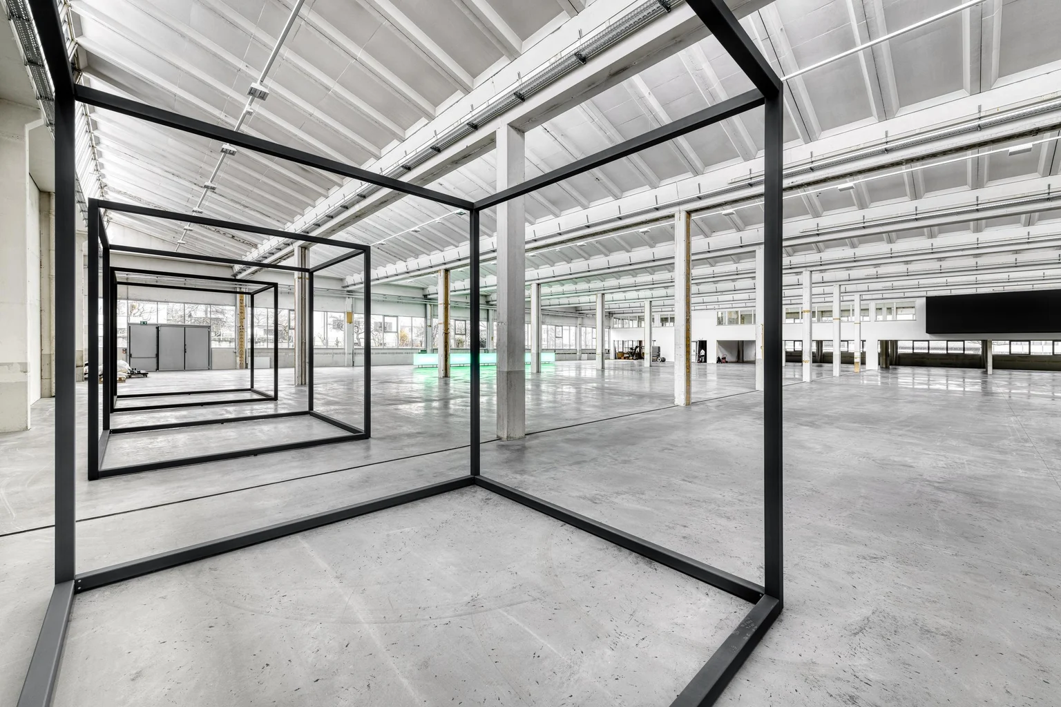 Large hall with clean lines and a metal structure. 