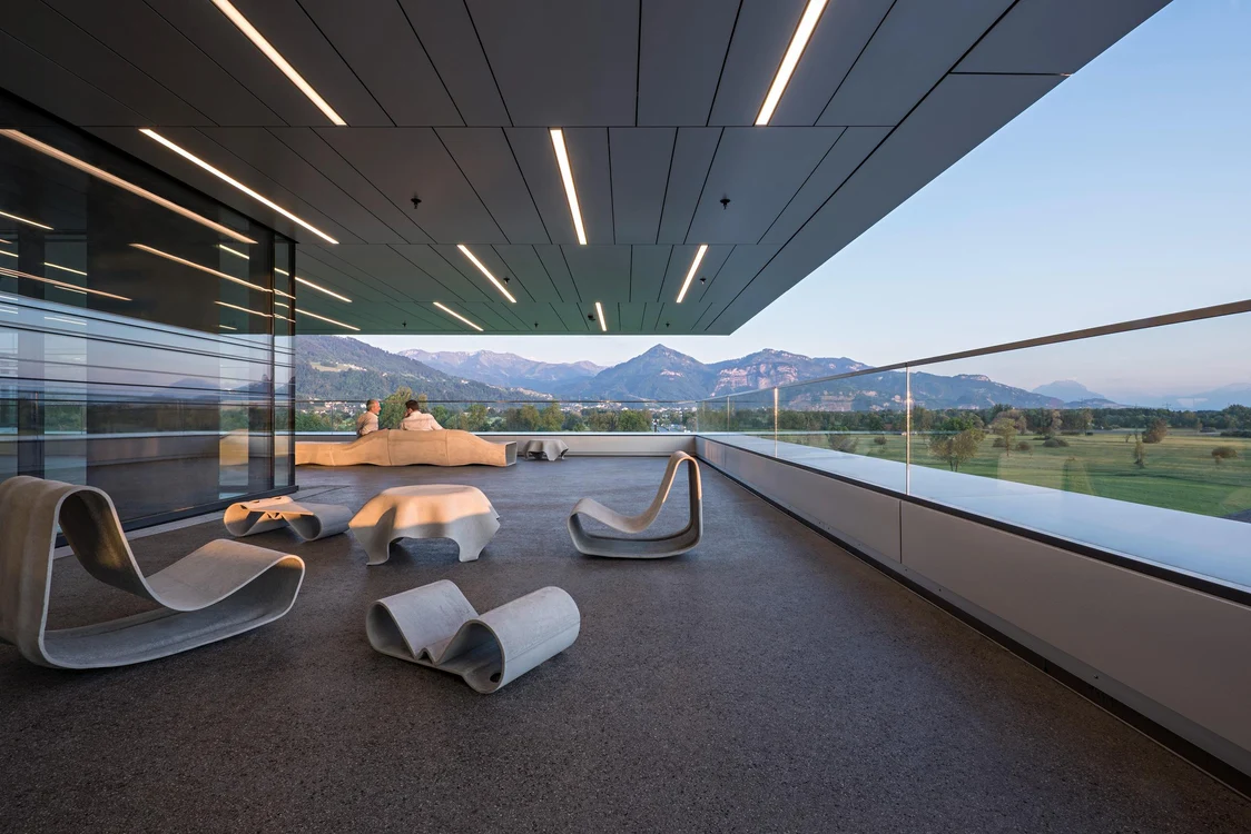 Terrasse moderne avec vue sur les montagnes et éclairage innovant signé Zumtobel