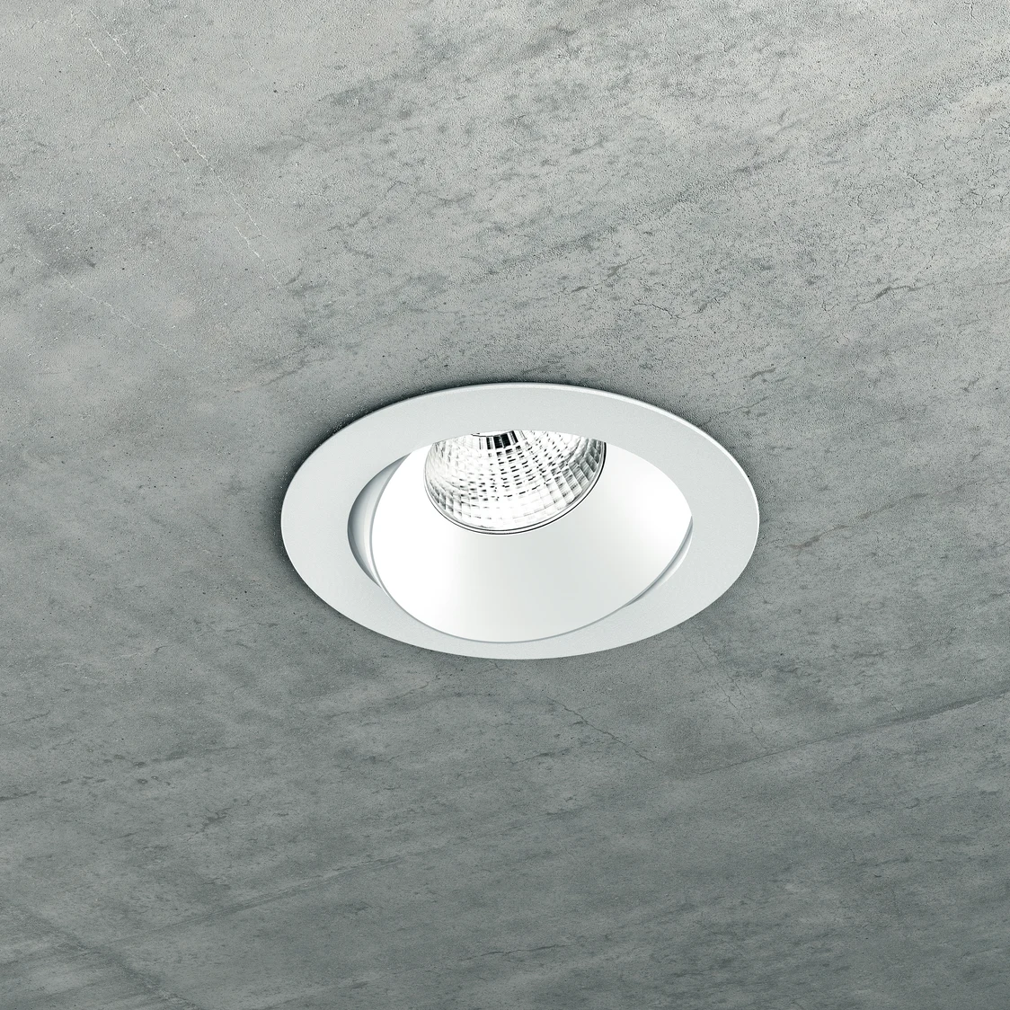 Una mano monta un apparecchio illuminotecnico MICROS II su una parete bianca come apparecchio a superficie.