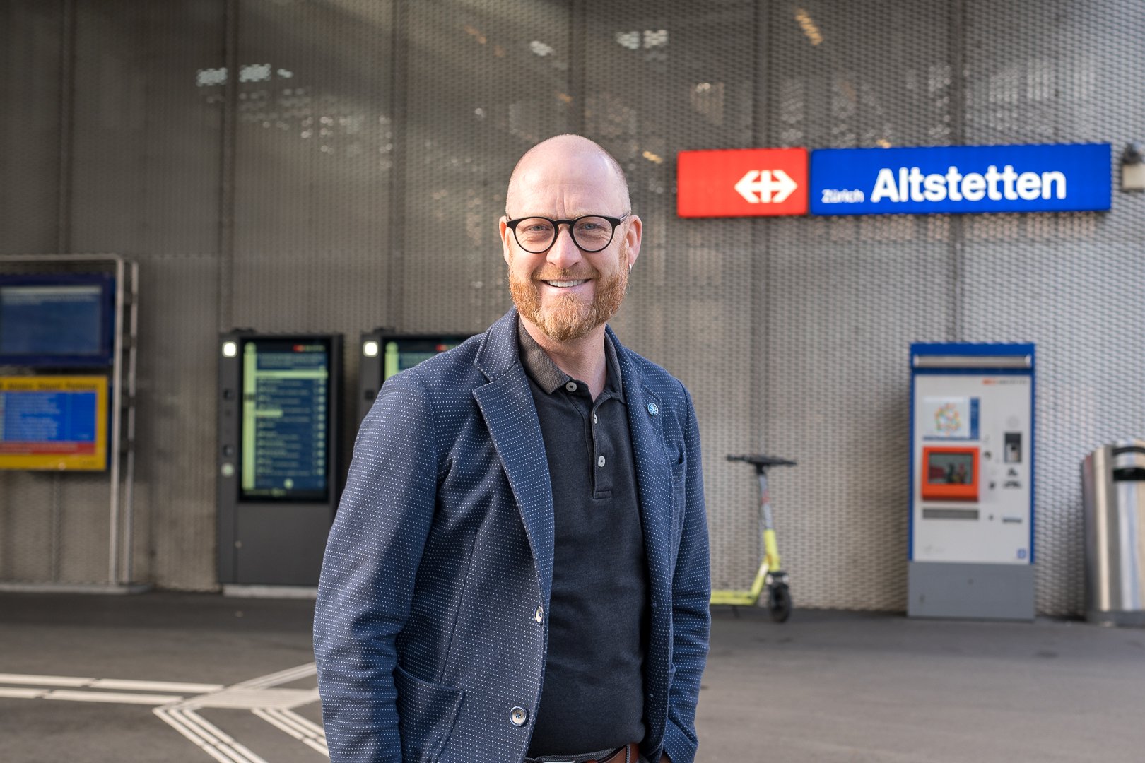 Florian Kurt vor dem Bahnhof Altstetten. Er schaut in die Kamera.