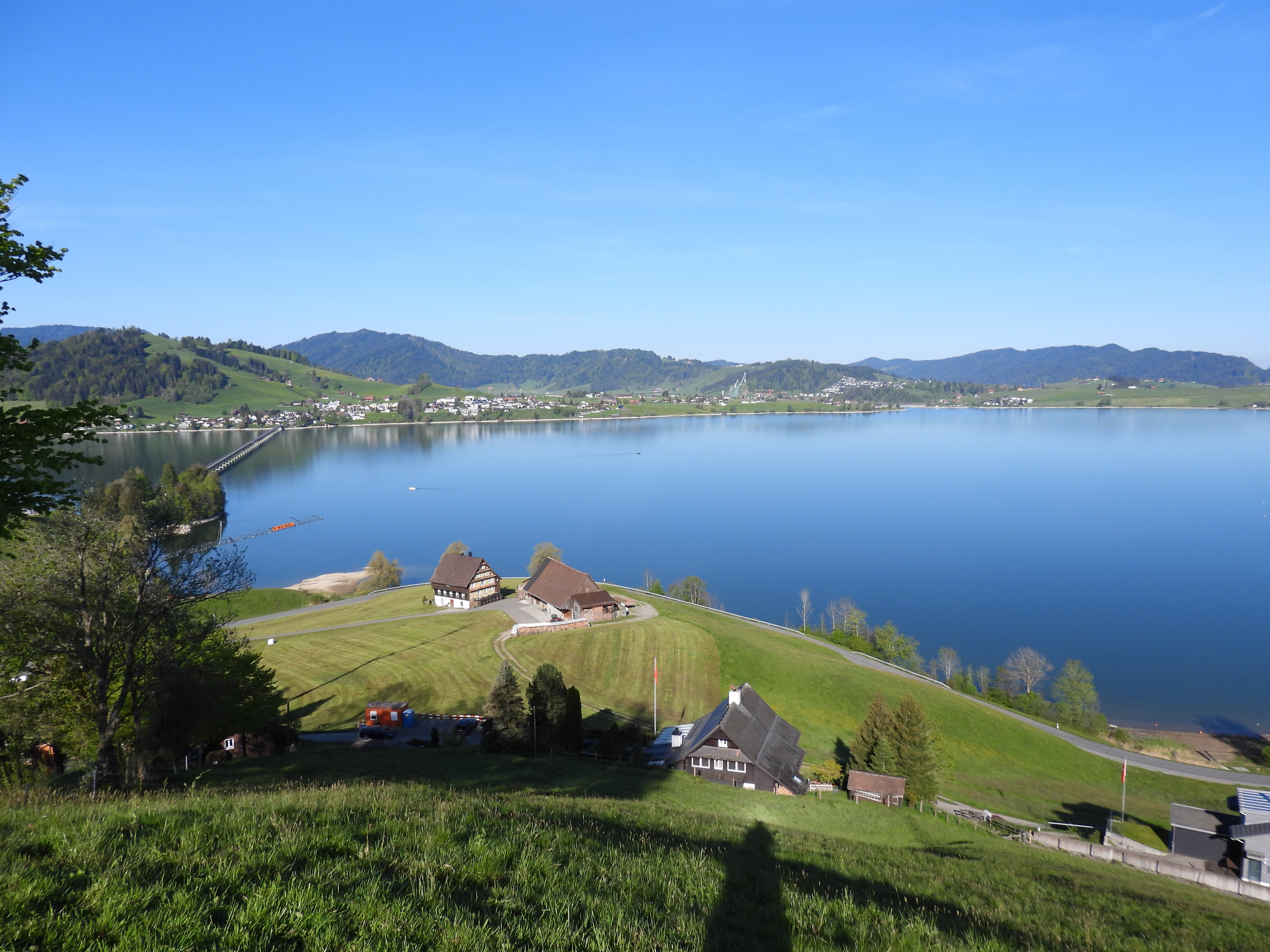 La foto raffigura una piccola parte del lago di Sihl e la parete posteriore della diga di sbarramento. Il tempo è bello e soleggiato. 