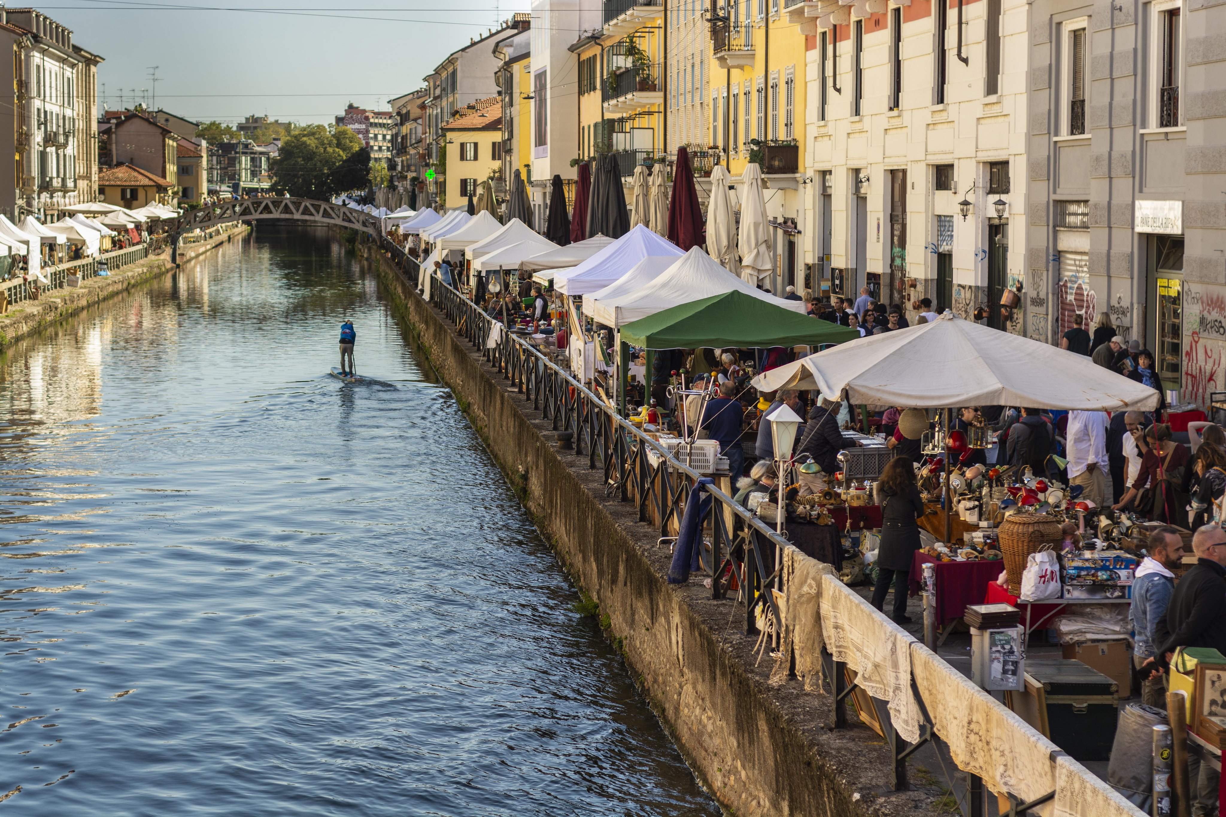 Ein Kanal, beidseits gesäumt von einer Häuserzeile und Marktständen.