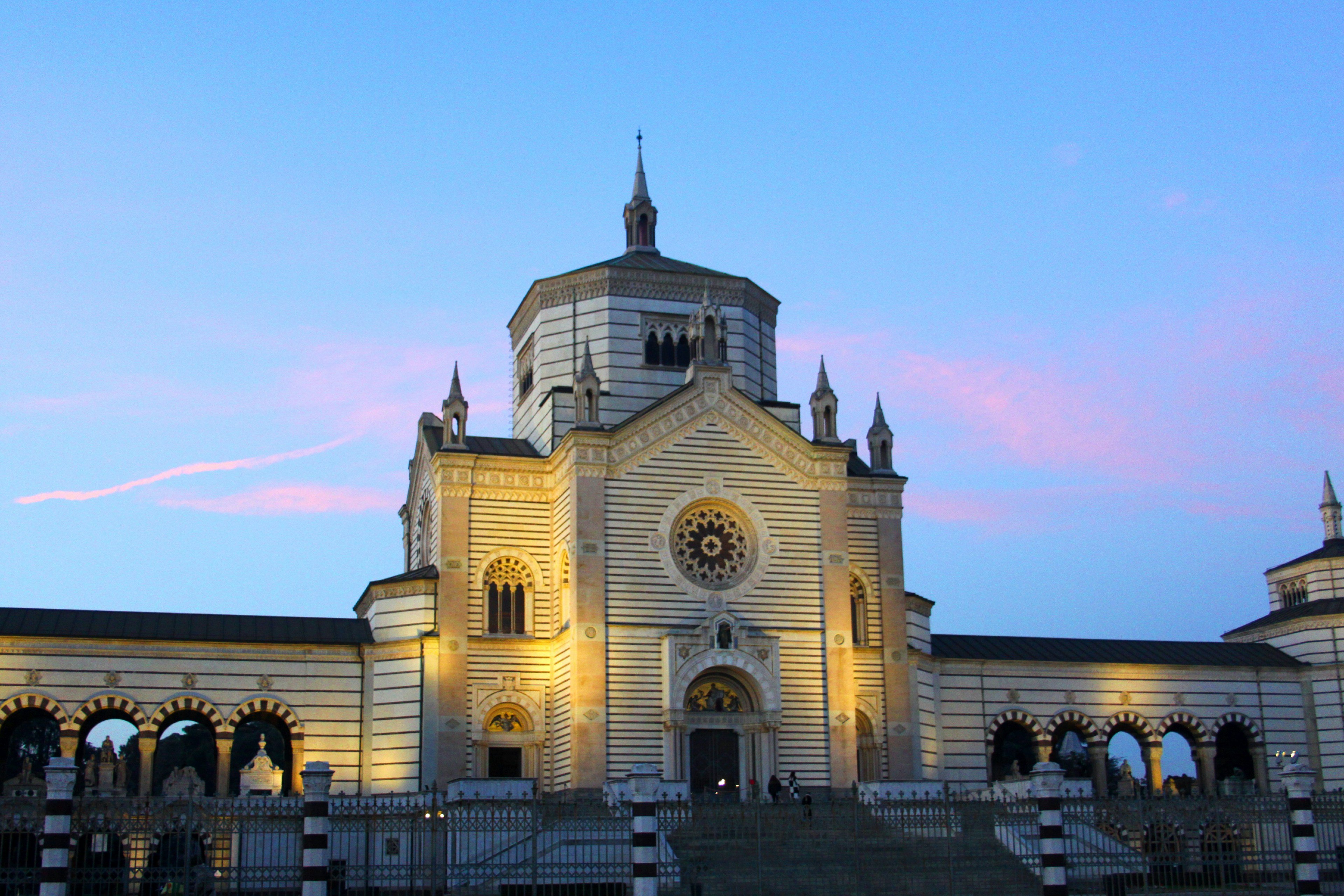 Eine Gebäude, das einer Kirche gleicht.