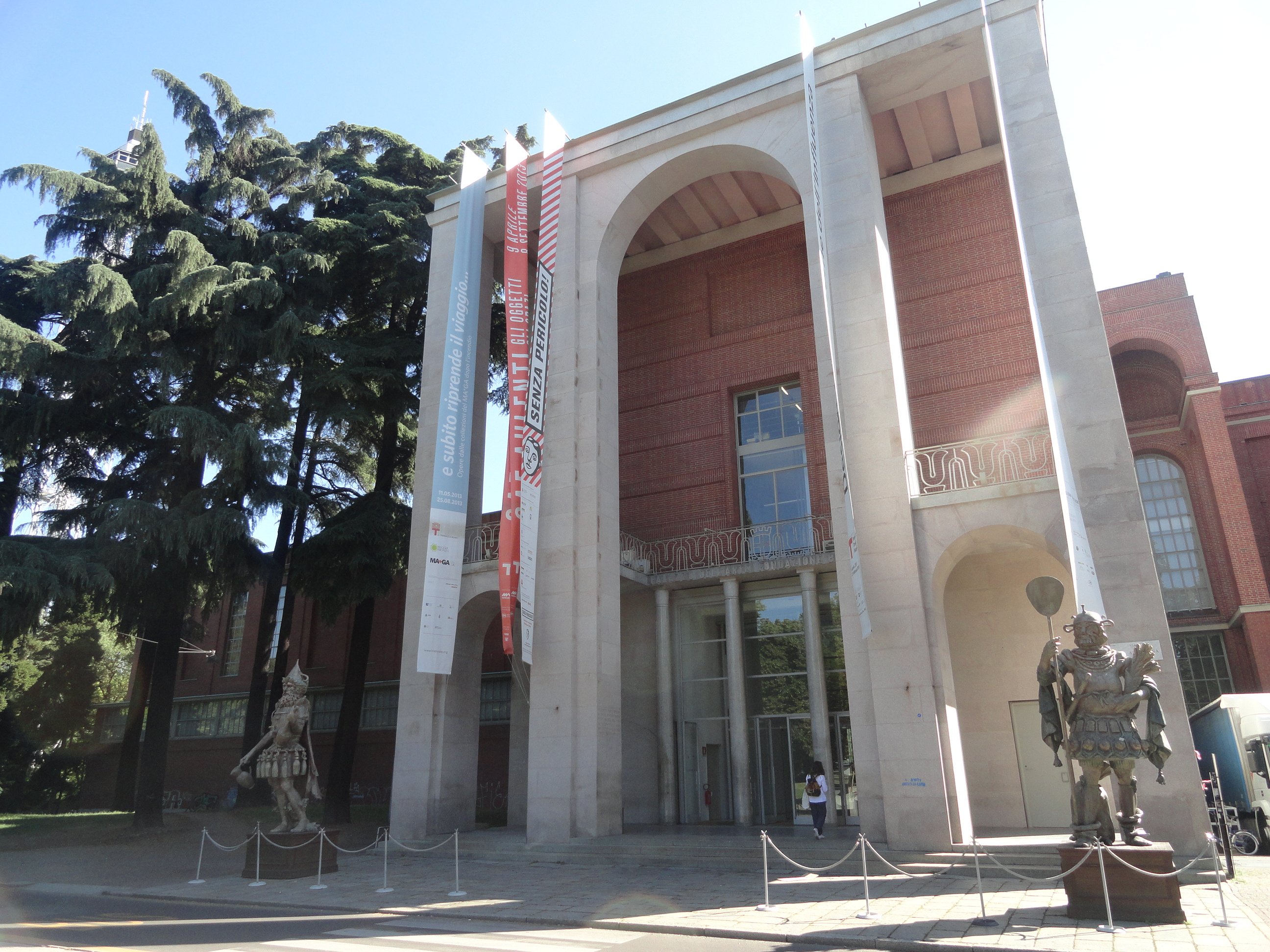 Ein Gebäude mit vier hohen Säulen beim Eingang.