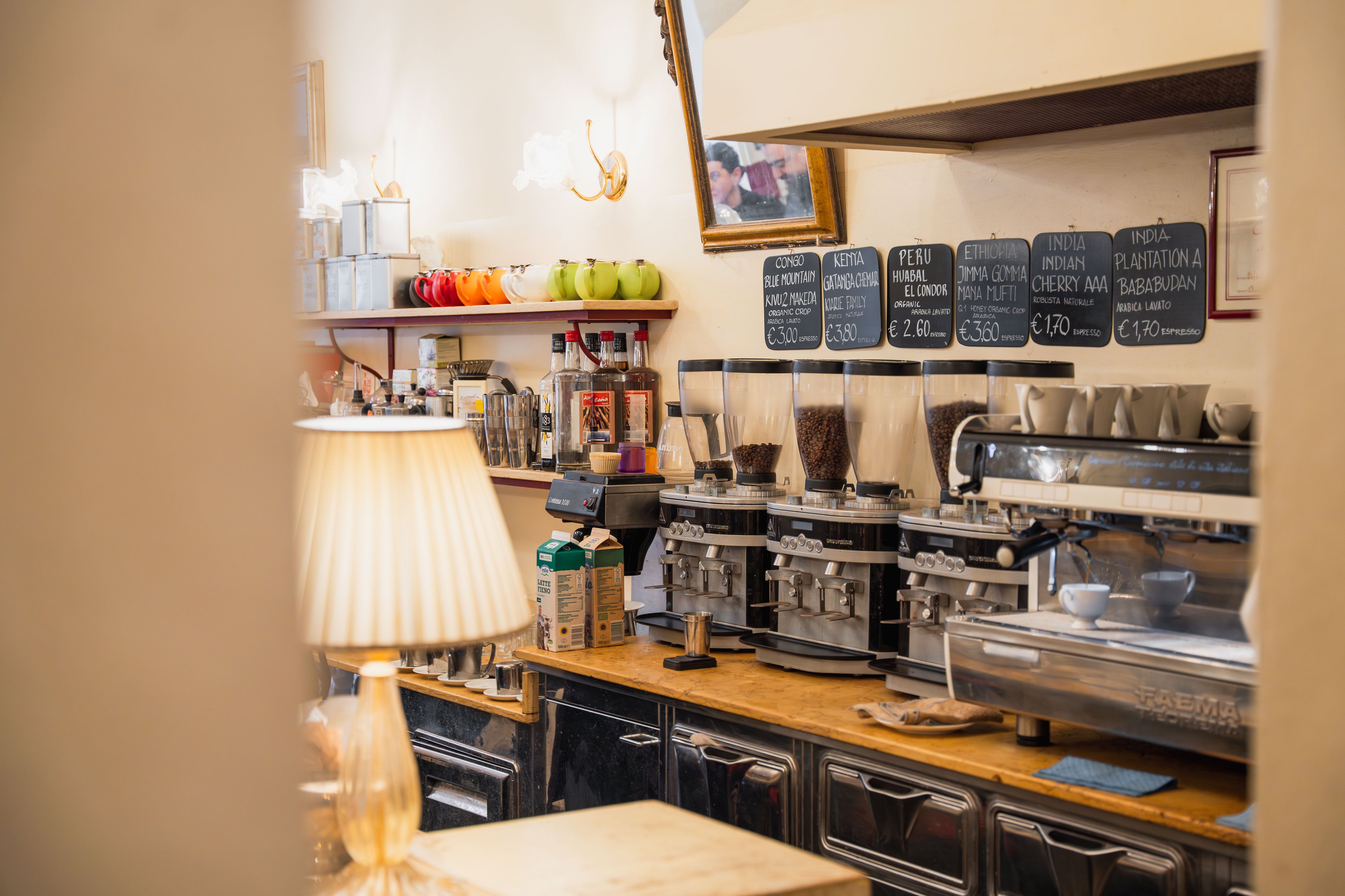 Gemütliche Espressobar mit Kaffeemühlen, Siebträgermaschine und Tafeln