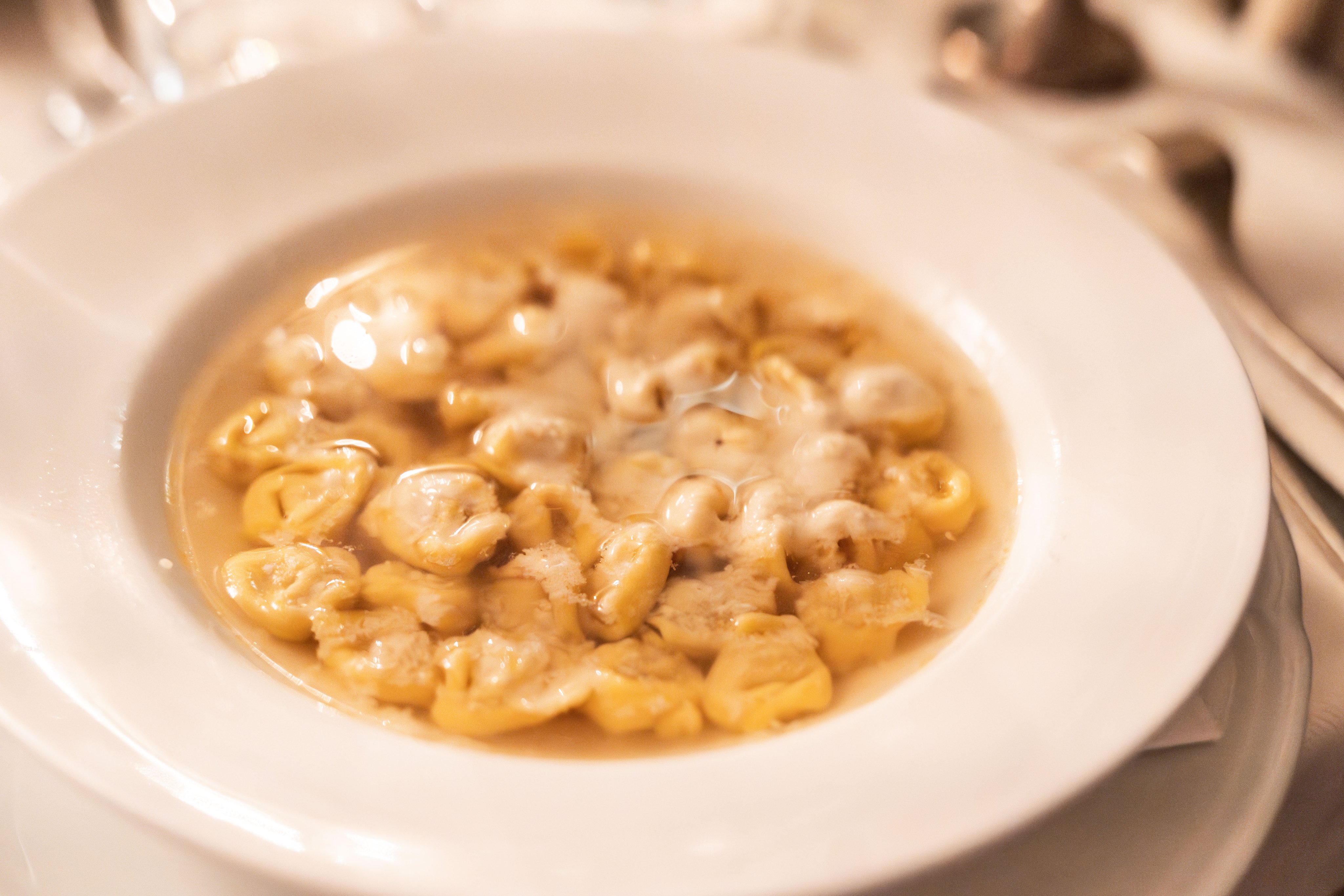 Traditionelles Gericht Tortellini in Brodo