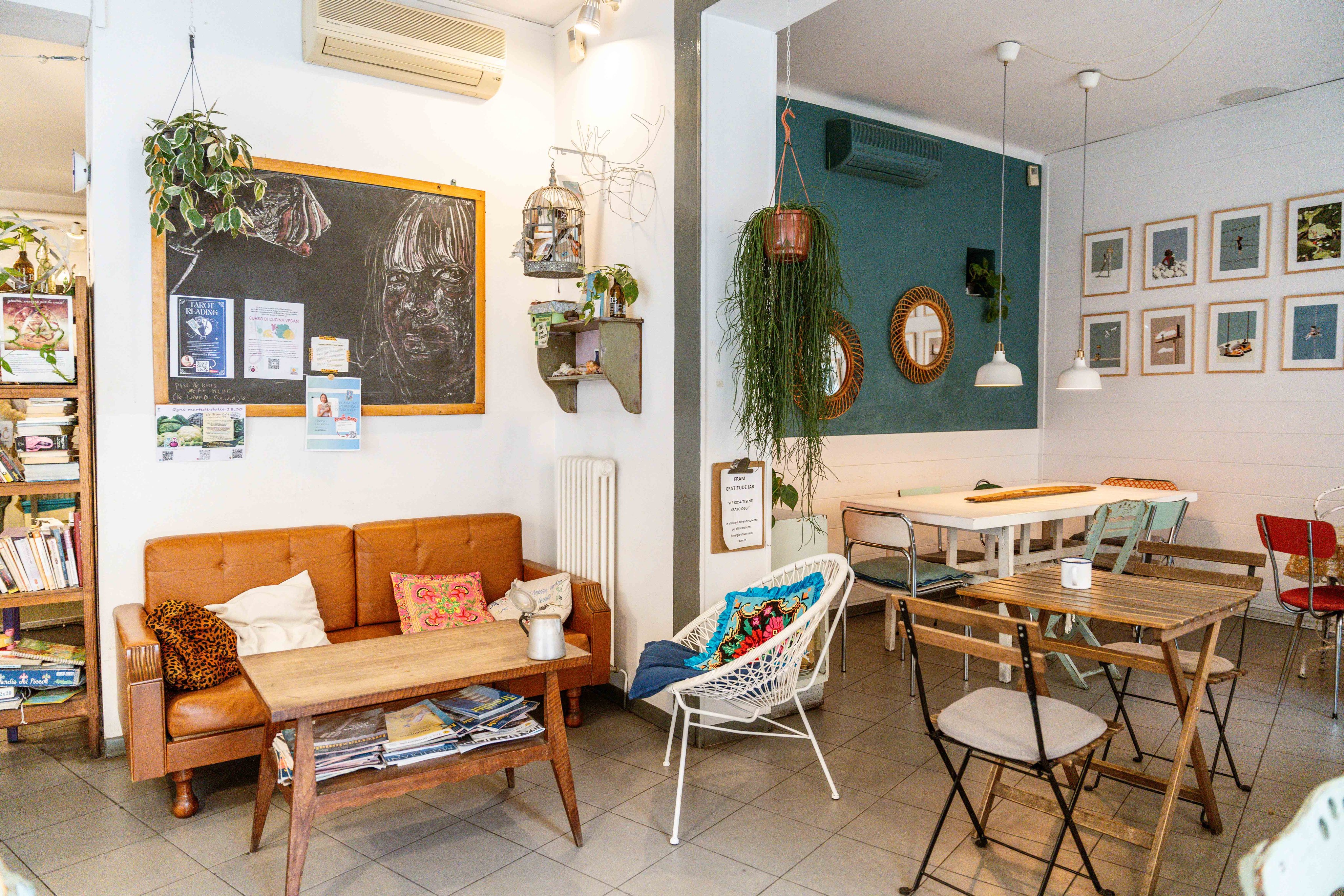 Gemütliches Café mit Vintage-Möbeln, Pflanzen und kunstvollen Details.