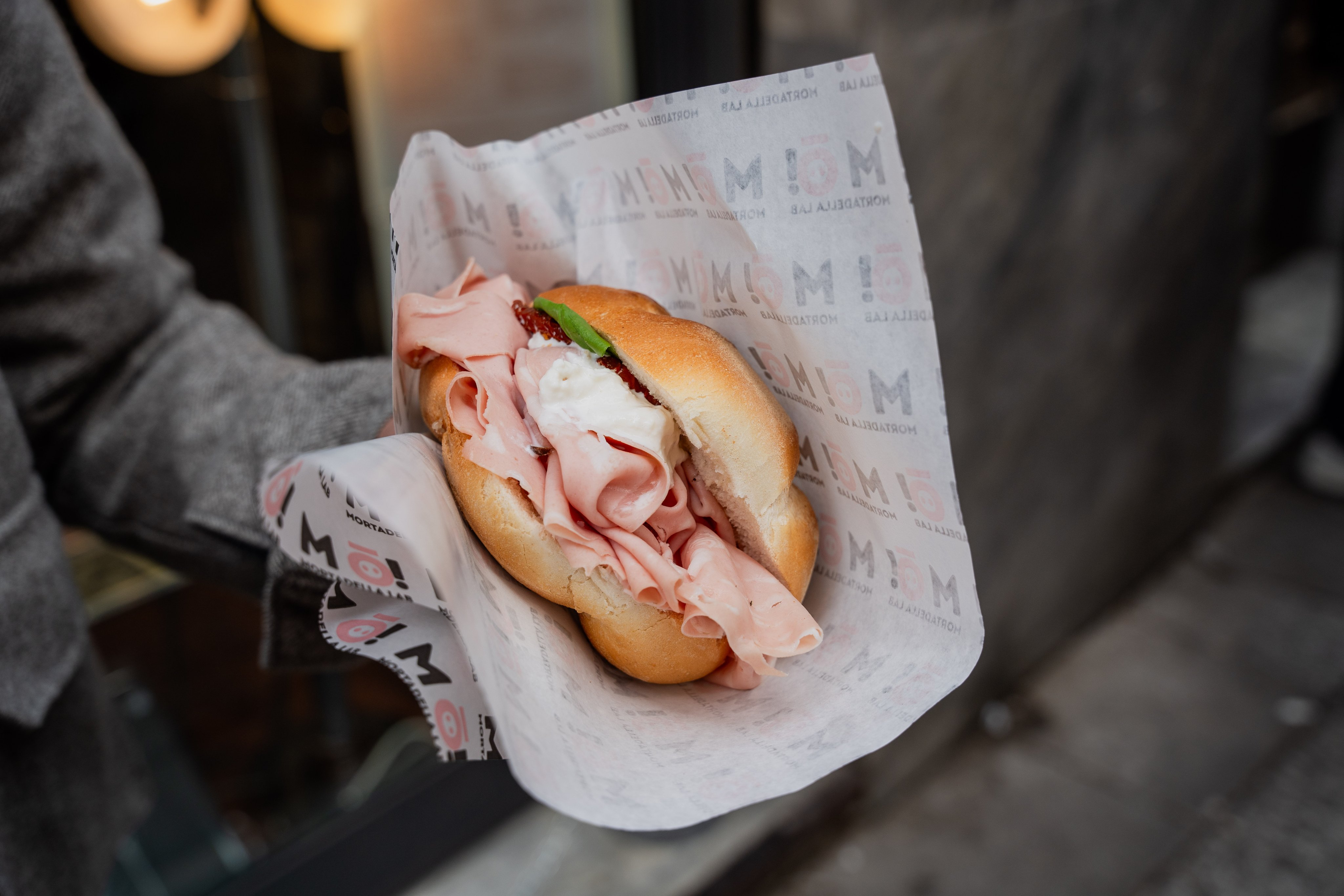 Mortadella in einem Rosetta-Brötchen