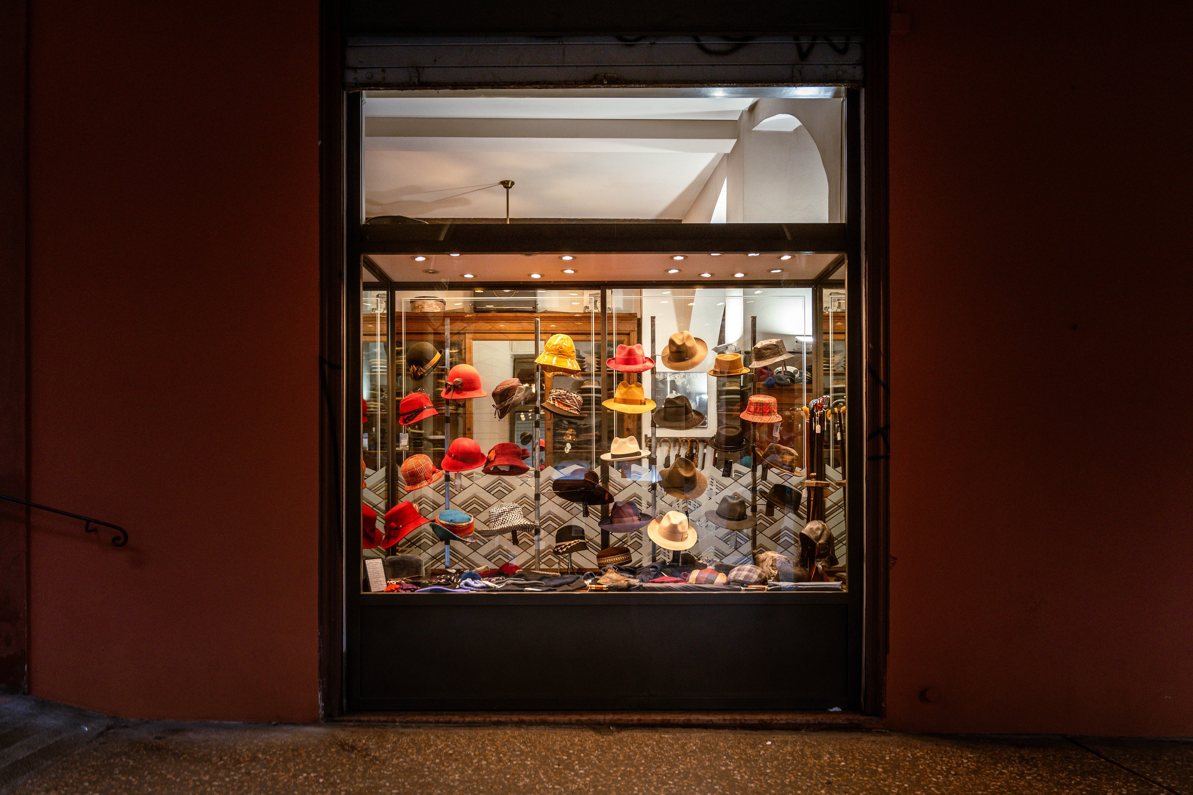 Unterschiedliche Hüte in einem Schaufenster
