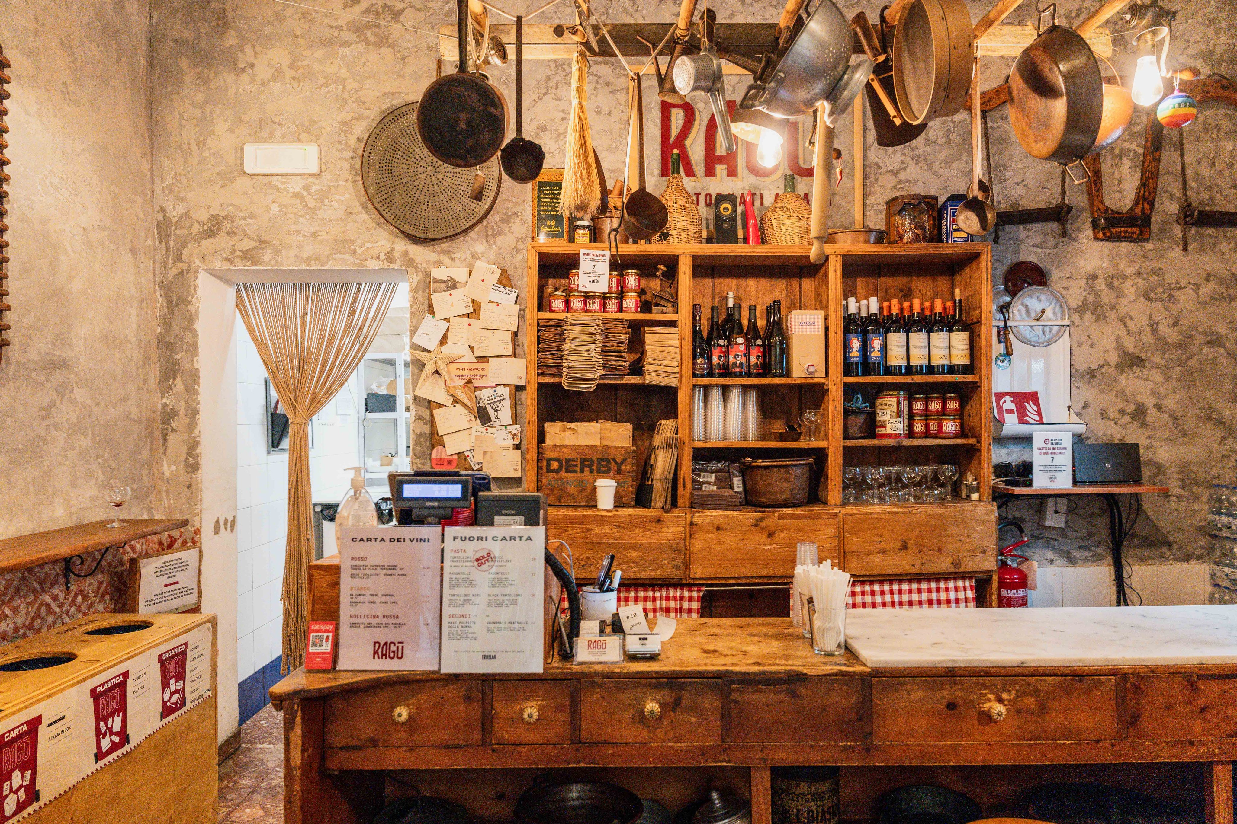 Rustikales Bistro mit Holzmöbeln, Regalen voller Flaschen und Deko.
