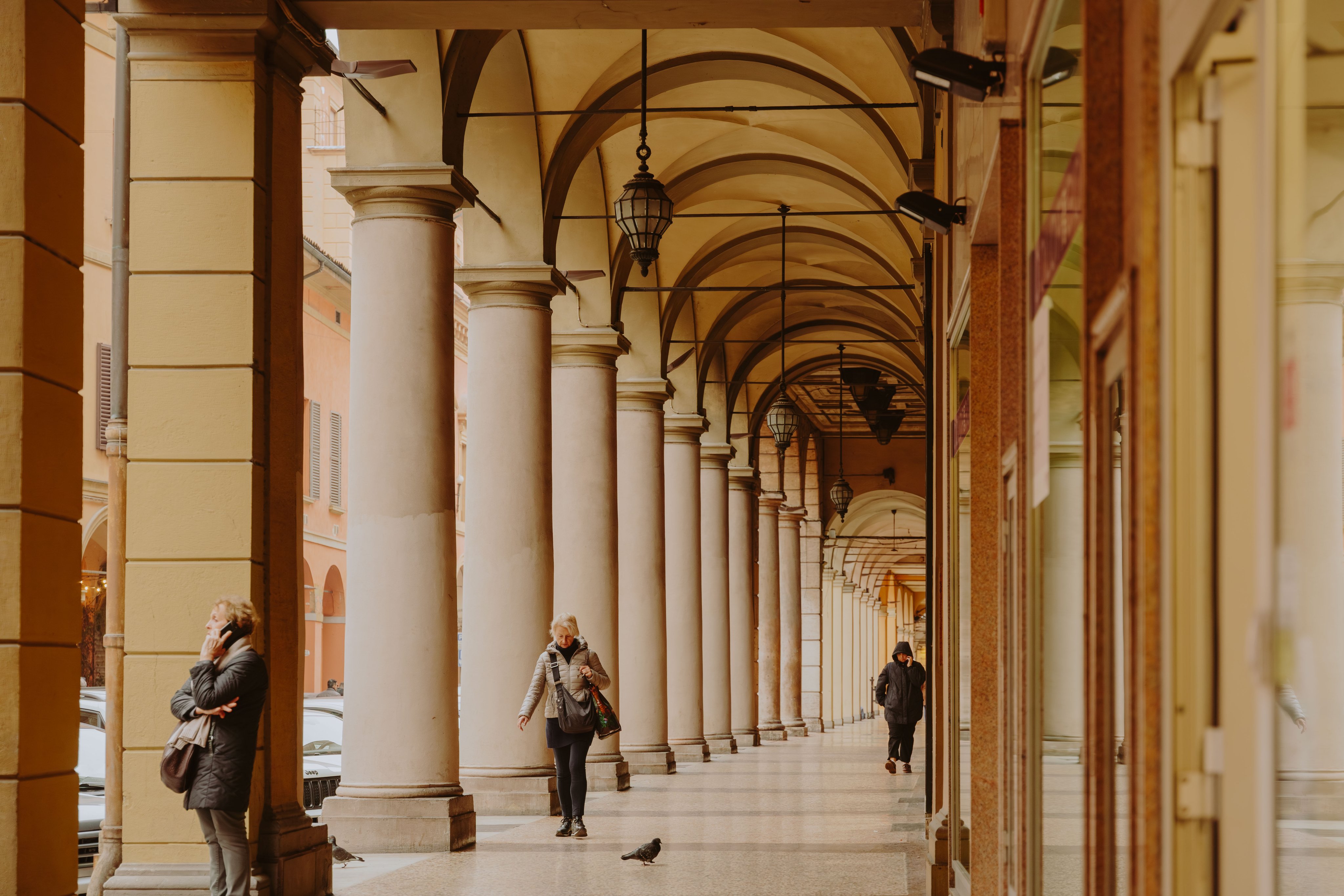Arkadengang mit Personen in Bologna