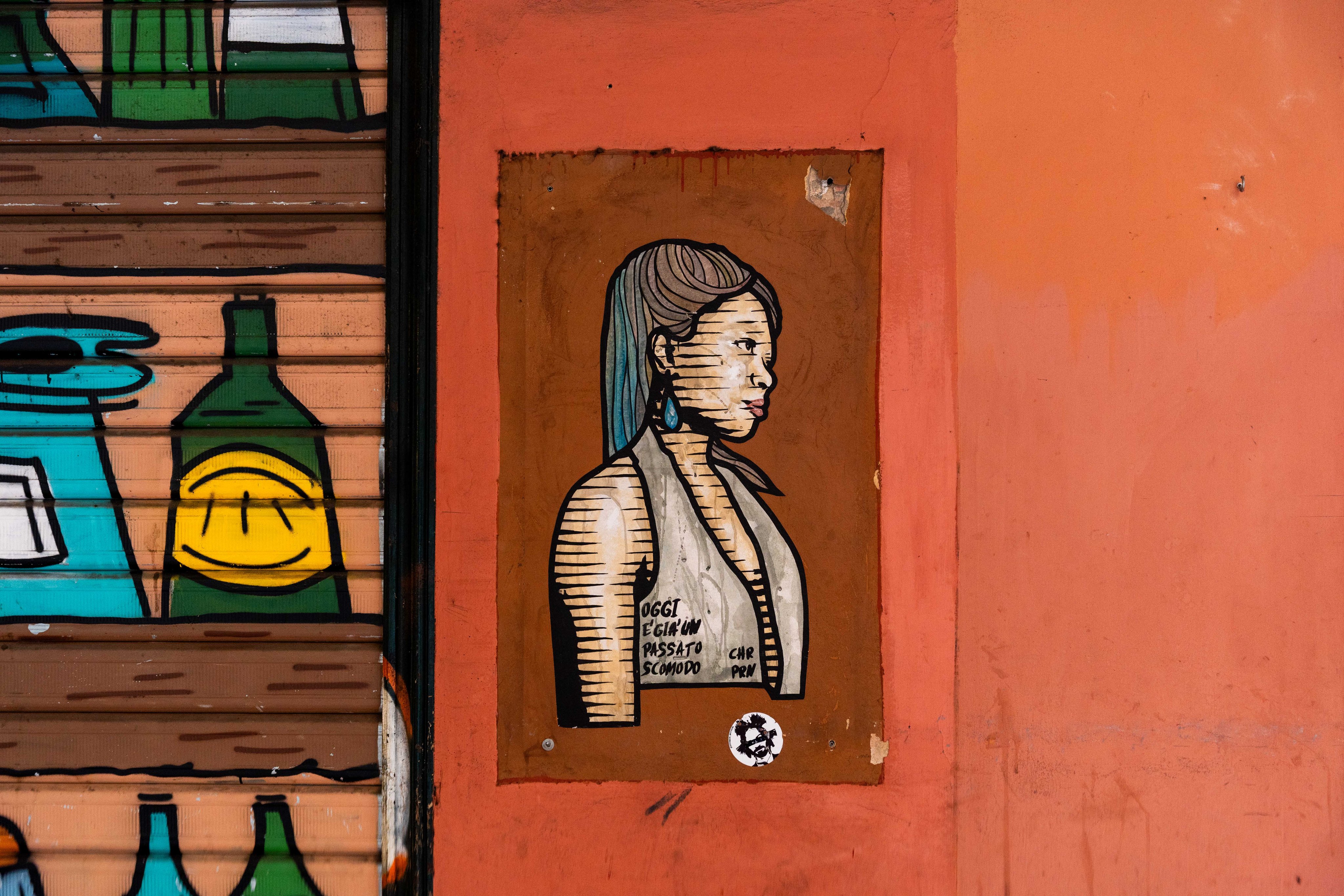 Graffiti an einer Hauswand mit einer Frau